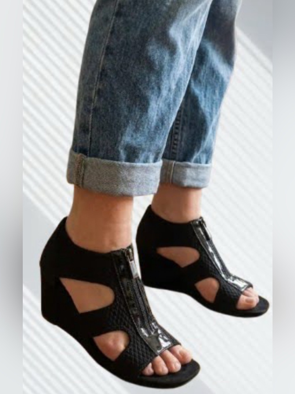 Bandolino wedge sandals with zipper and textured upper Black color Size 6